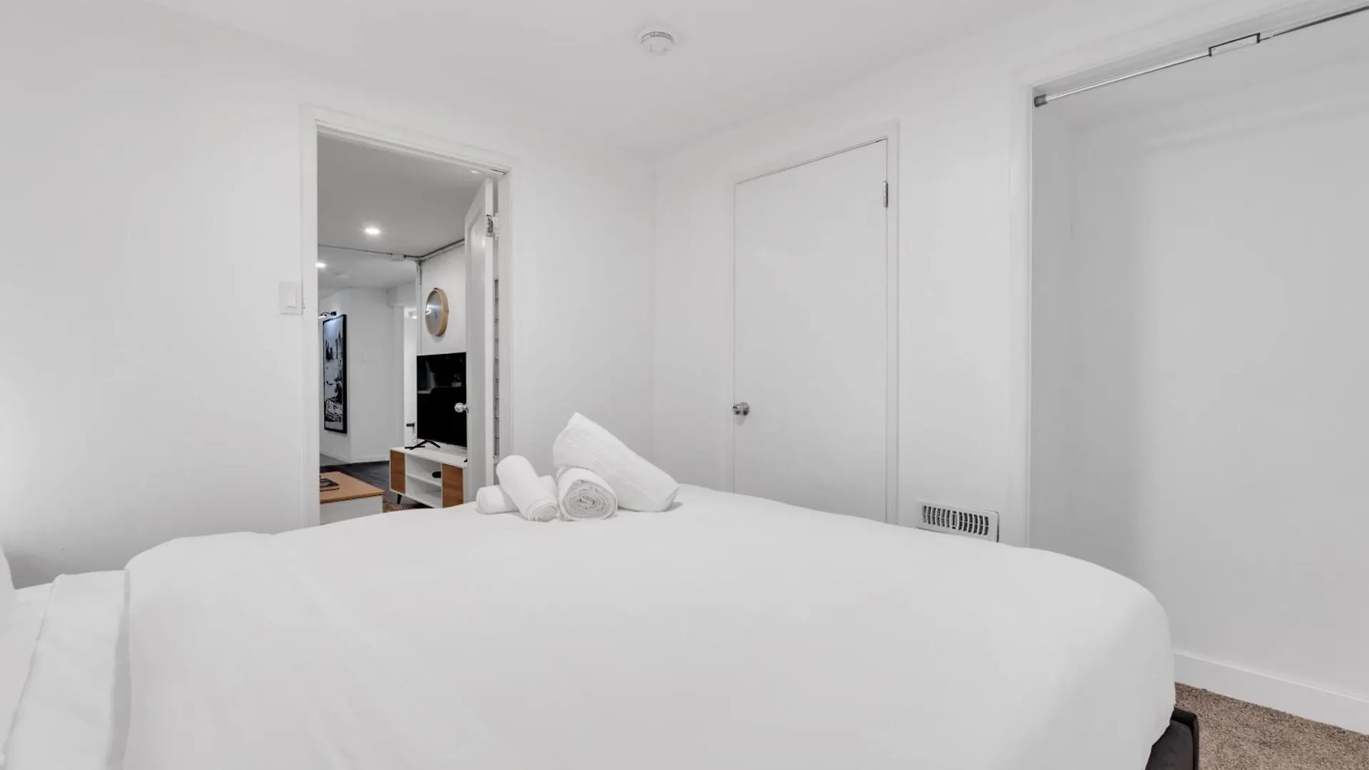 Apartment Luxury Suite, Steps To Calgary Dt, River, Hospital Canada