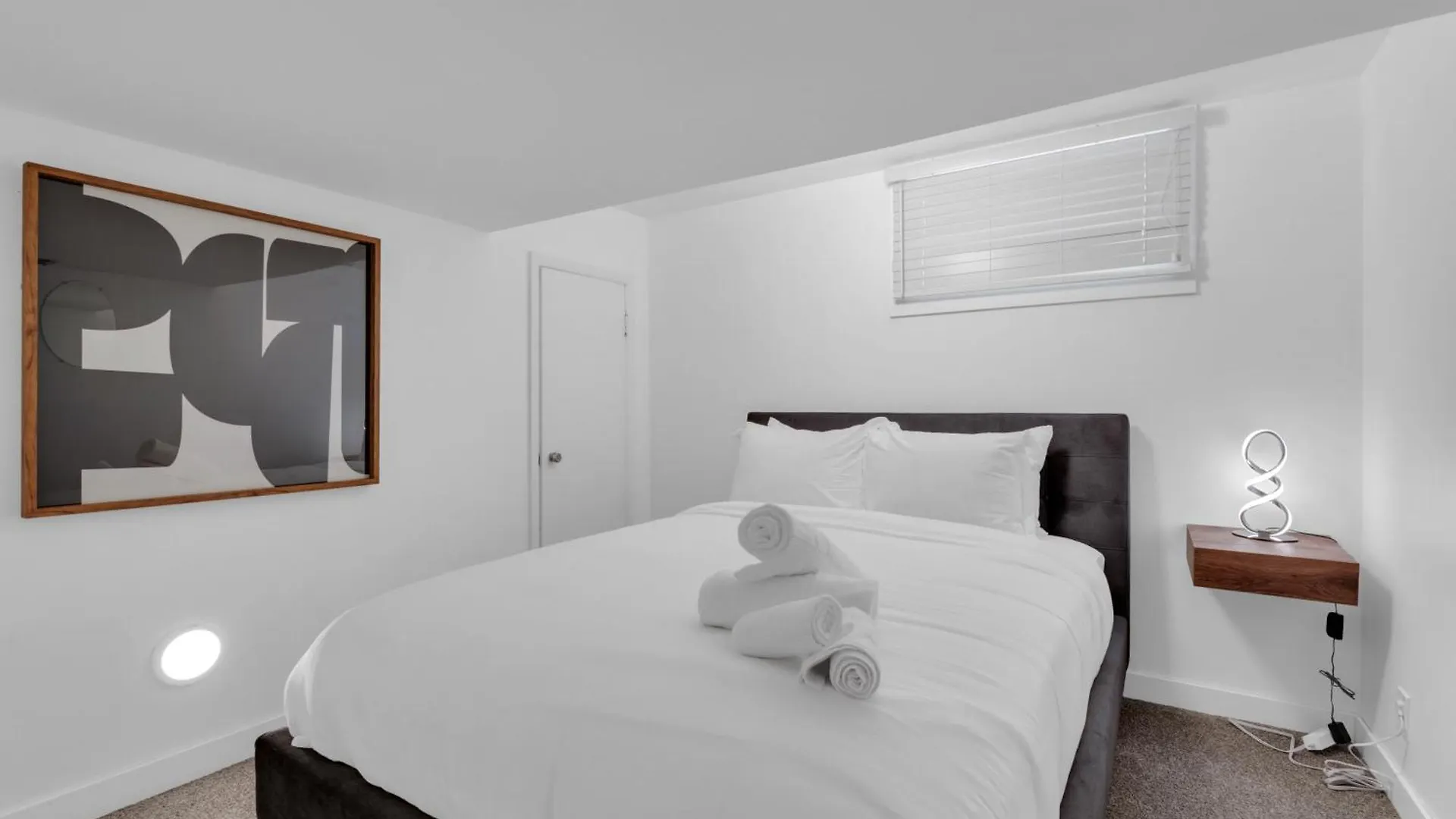 Apartment Luxury Suite, Steps To Calgary Dt, River, Hospital Canada