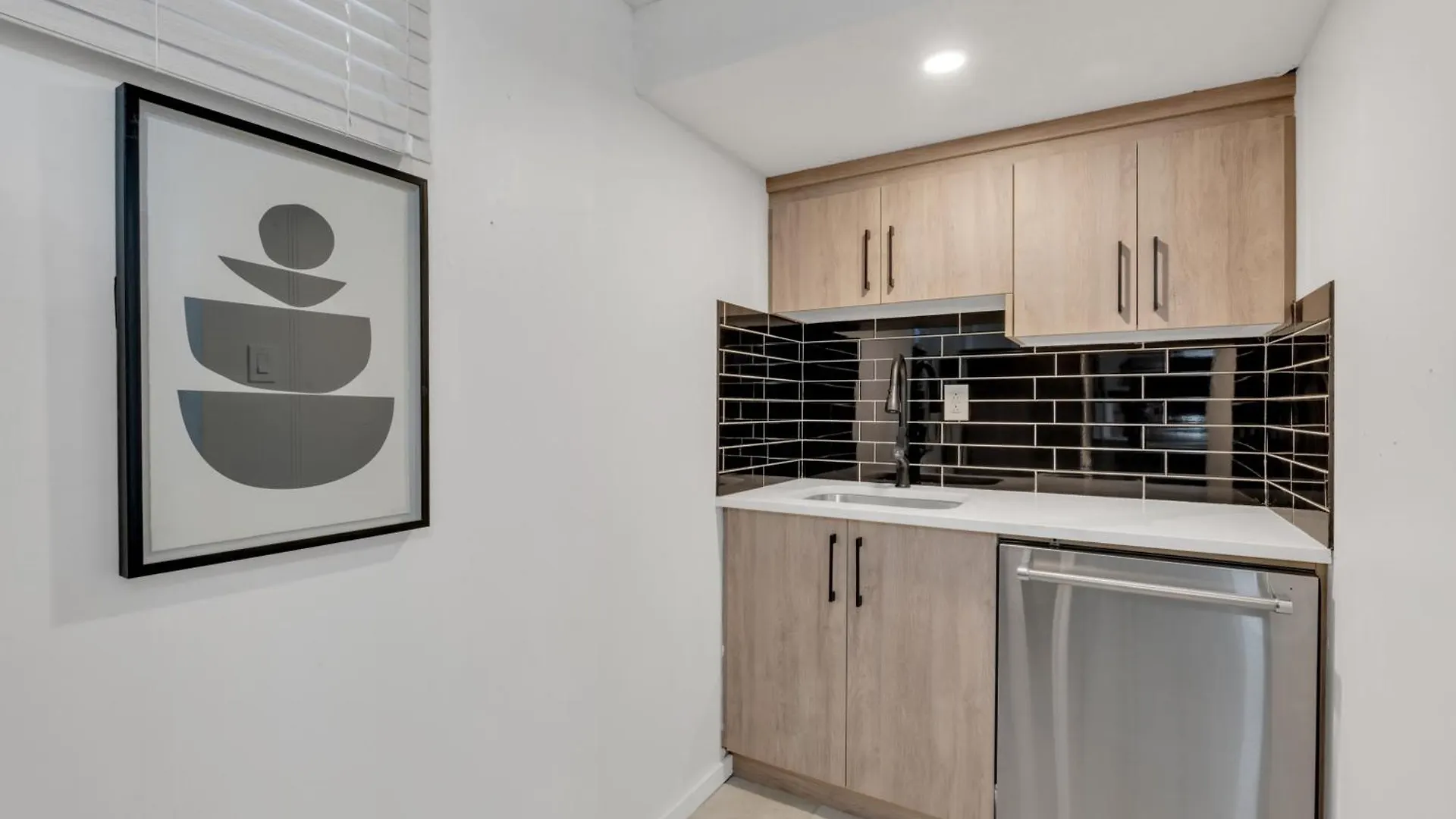 Luxury Suite, Steps To Calgary Dt, River, Hospital Canada